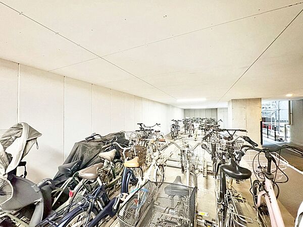きちんと整備された駐輪場。住む方の心遣いが感じられます。