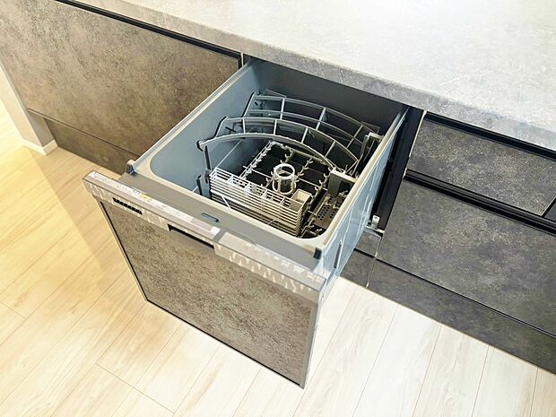 家事の時短に役立つ食洗機。省スペースのビルトインタイプを採用致しました。