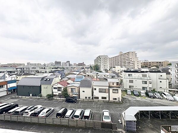 窓を開けると広がる青空。心をリフレッシュして日々を過ごしていきましょう。