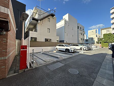 本物件の駐車スペースです。車種制限のある場合もございますので、お気軽にお問い合わせくださいませ。