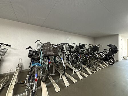 きちんと整備された駐輪場。住む方の心遣いが感じられます。