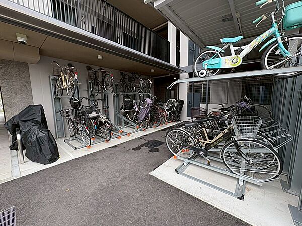 きちんと整備された駐輪場。住む方の心遣いが感じられます。