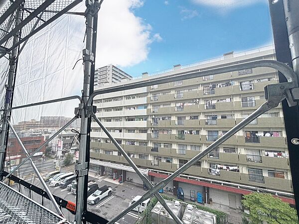 窓を開けると広がる青空。心をリフレッシュして日々を過ごしていきましょう。
