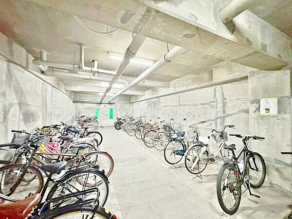 きちんと整備された駐輪場。住む方の心遣いが感じられます。