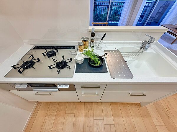 スマートな意匠と充実の機能を備えたキッチンが、暮らしにおいしい彩りを添えます。