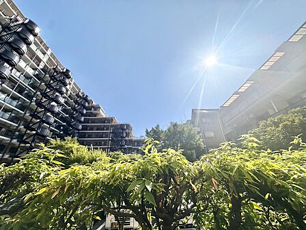 窓を開けると広がる青空。心をリフレッシュして日々を過ごしていきましょう。