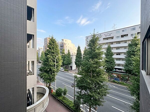 窓を開けると広がる青空。心をリフレッシュして日々を過ごしていきましょう。