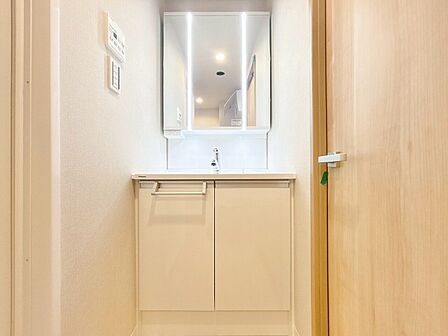 清潔感と心地よさを重視した、上質感漂うパウダールーム。