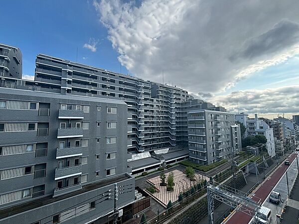 窓を開けると広がる青空。心をリフレッシュして日々を過ごしていきましょう。