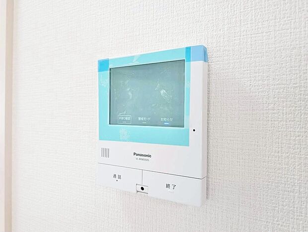 来訪者と通話ができ、モニターで姿が確かめられるインターホンを採用。暮らしの安心感を一層高めます。