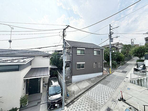 窓を開けると広がる青空。心をリフレッシュして日々を過ごしていきましょう。
