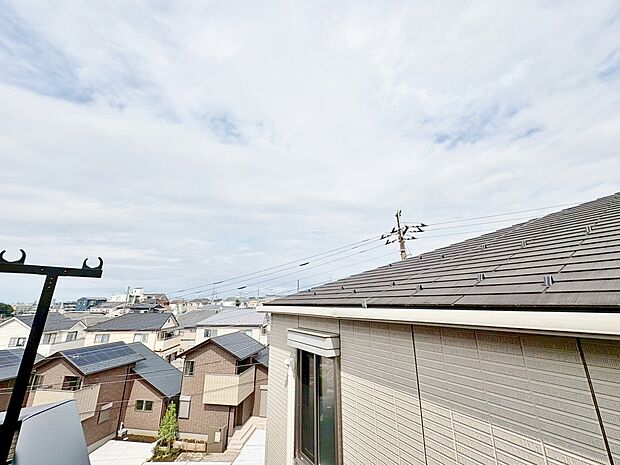 窓を開けると広がる青空。心をリフレッシュして日々を過ごしていきましょう。