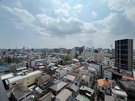 窓を開けると広がる青空。心をリフレッシュして日々を過ごしていきましょう。