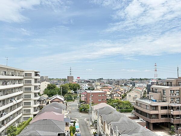 窓を開けると広がる青空。心をリフレッシュして日々を過ごしていきましょう。