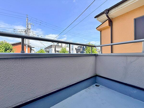 暮らしの中で、光と風を演出してくれるバルコニー。