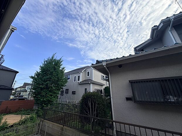 窓を開けると広がる青空。心をリフレッシュして日々を過ごしていきましょう。