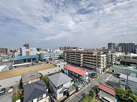 窓を開けると広がる青空。心をリフレッシュして日々を過ごしていきましょう。