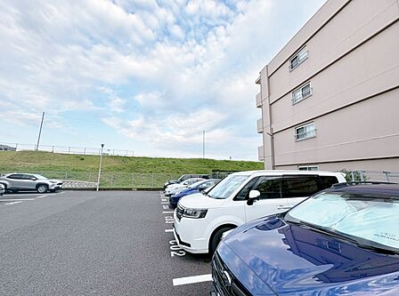 本物件の駐車スペースです。車種制限のある場合もございますので、お気軽にお問い合わせくださいませ。