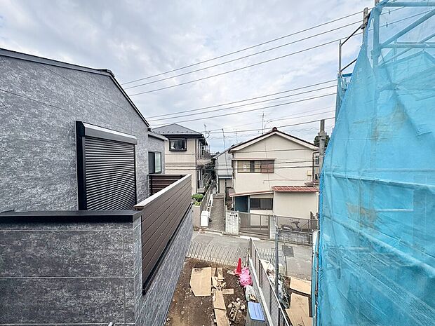 窓を開けると広がる青空。心をリフレッシュして日々を過ごしていきましょう。