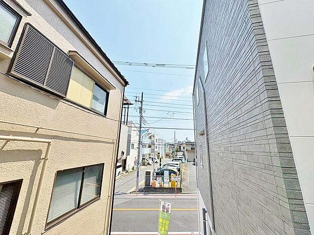 窓を開けると広がる青空。心をリフレッシュして日々を過ごしていきましょう。