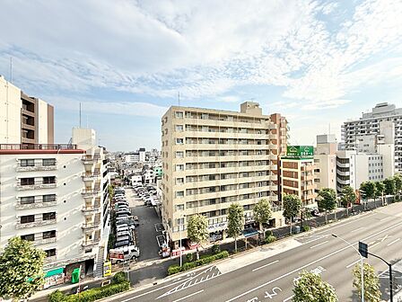 窓を開けると広がる青空。心をリフレッシュして日々を過ごしていきましょう。