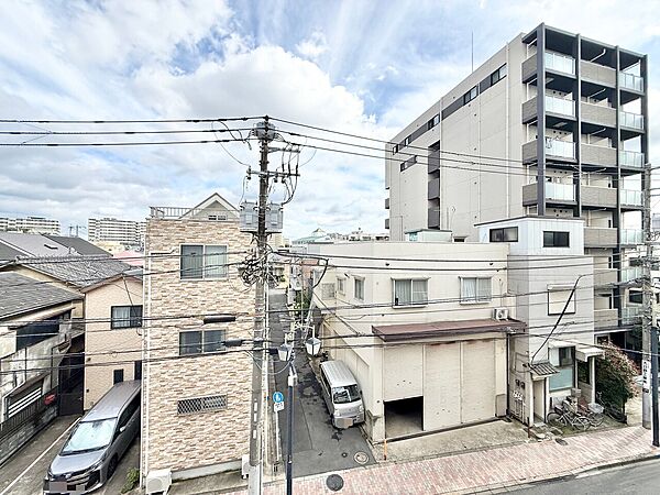 窓を開けると広がる青空。心をリフレッシュして日々を過ごしていきましょう。