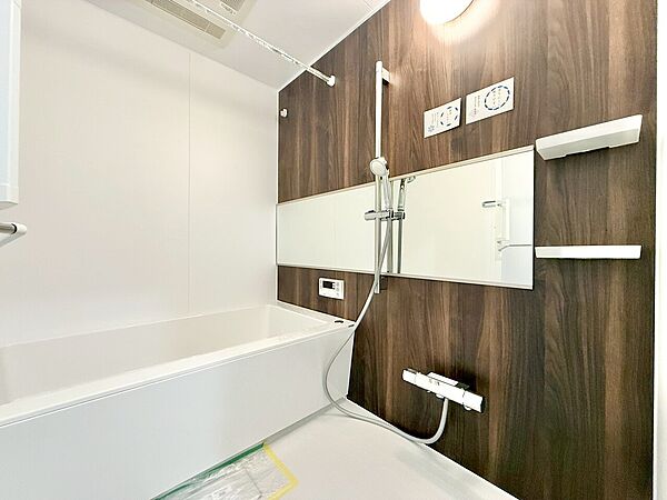 一日の疲れを癒すバスルームは、心地よいリラックスを叶える清潔感溢れる空間です。