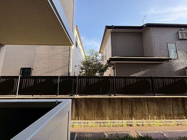 窓を開けると広がる青空。心をリフレッシュして日々を過ごしていきましょう。