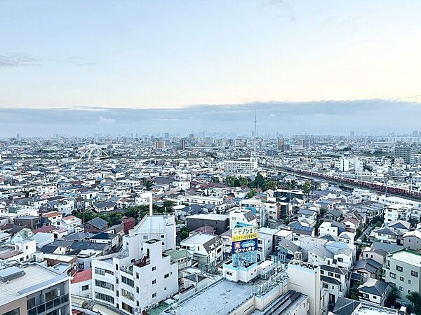 窓を開けると広がる青空。心をリフレッシュして日々を過ごしていきましょう。