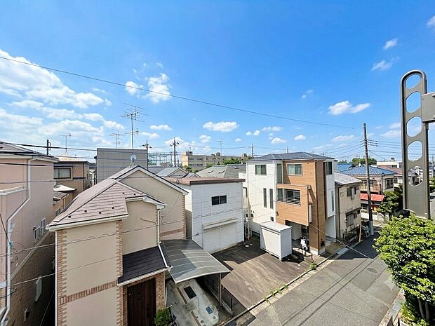窓を開けると広がる青空。心をリフレッシュして日々を過ごしていきましょう。