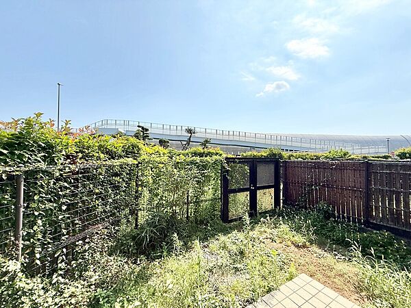 窓を開けると広がる青空。心をリフレッシュして日々を過ごしていきましょう。
