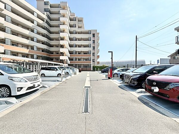 本物件の駐車スペースです。車種制限のある場合もございますので、お気軽にお問い合わせくださいませ。