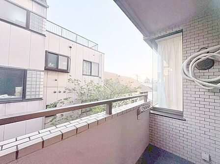 暮らしの中で、光と風を演出してくれるバルコニー。