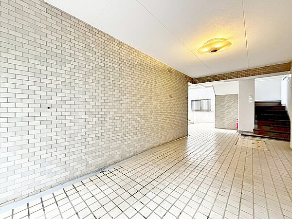 エントランス内部は、管理が行き届き清潔な共有スペースとなっています。