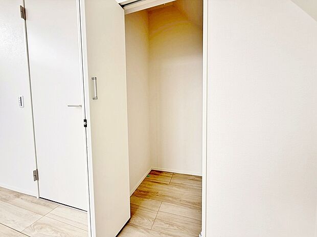居室にはクローゼットがあり、荷物もスッキリ収納して快適にお過ごしいただけます。