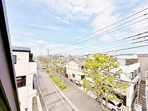 窓を開けると広がる青空。心をリフレッシュして日々を過ごしていきましょう。