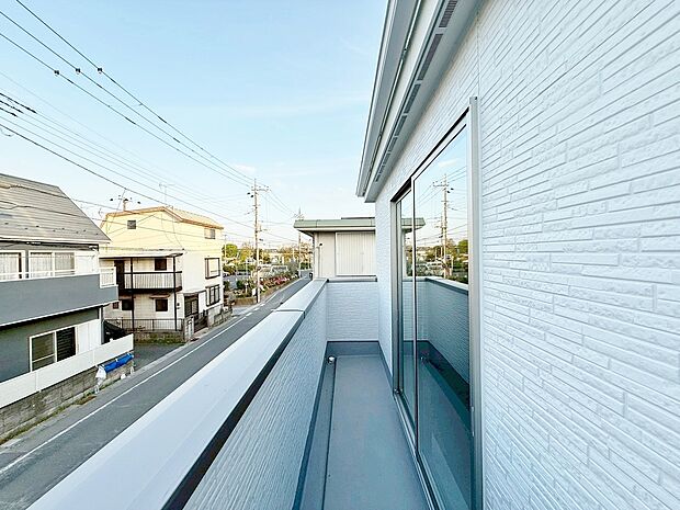 暮らしの中で、光と風を演出してくれるバルコニー。