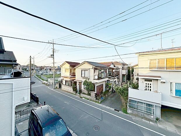 窓を開けると広がる青空。心をリフレッシュして日々を過ごしていきましょう。