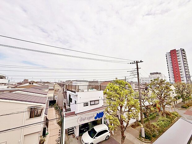 窓を開けると広がる青空。心をリフレッシュして日々を過ごしていきましょう。