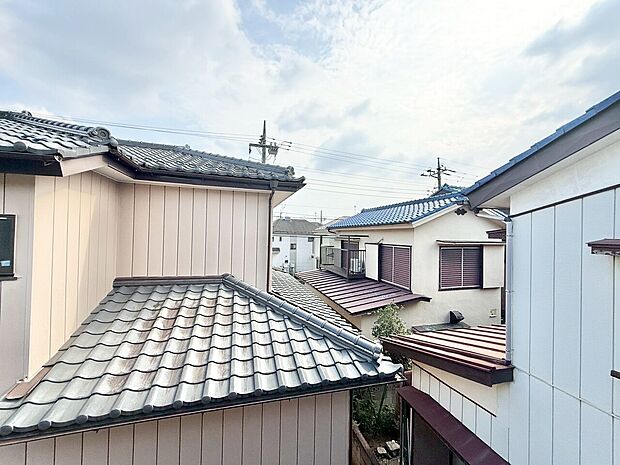 窓を開けると広がる青空。心をリフレッシュして日々を過ごしていきましょう。