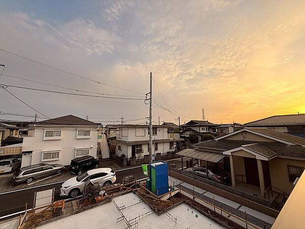 窓を開けると広がる青空。心をリフレッシュして日々を過ごしていきましょう。