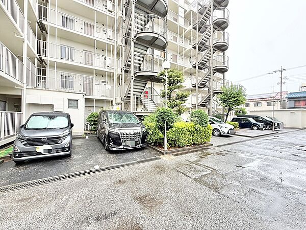 本物件の駐車スペースです。車種制限のある場合もございますので、お気軽にお問い合わせくださいませ。