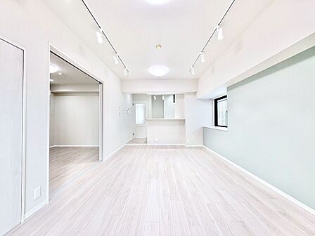 忙しく過ぎゆく日常を置き去るほど、ゆったりした時間が流れるリビング。