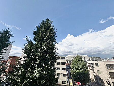 窓を開けると広がる青空。心をリフレッシュして日々を過ごしていきましょう。