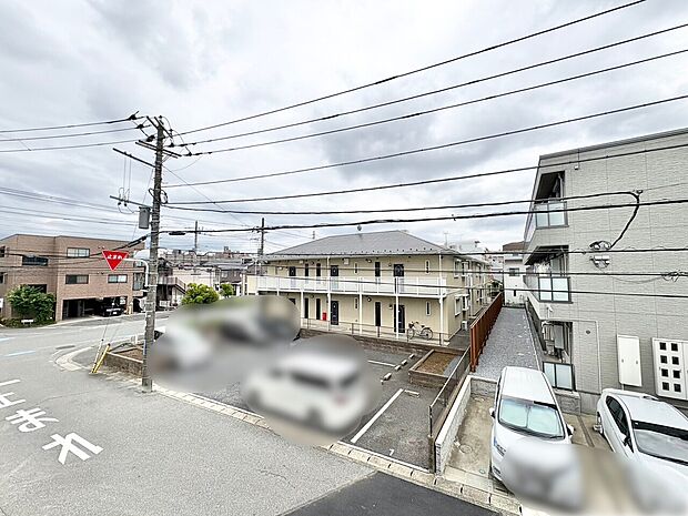 窓を開けると広がる青空。心をリフレッシュして日々を過ごしていきましょう。