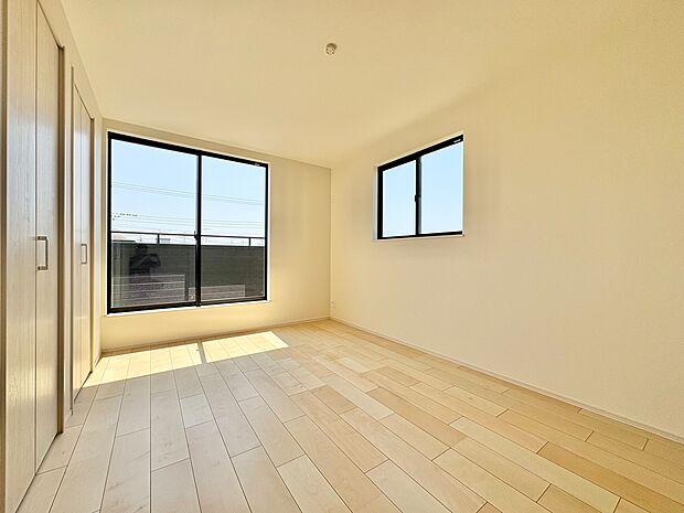 ベッドも十分に設置するスペースがあります。