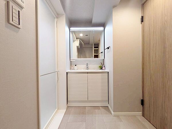 清潔感と心地よさを重視した、上質感漂うパウダールーム。