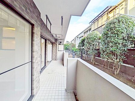 暮らしの中で、光と風を演出してくれるバルコニー。