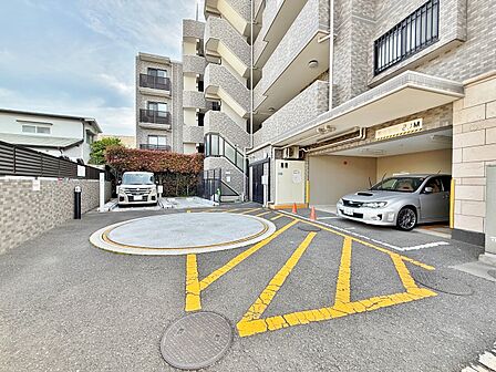 本物件の駐車スペースです。車種制限のある場合もございますので、お気軽にお問い合わせくださいませ。
