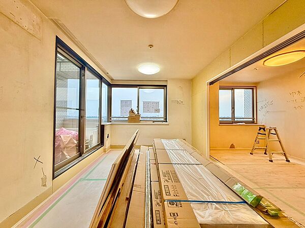 忙しく過ぎゆく日常を置き去るほど、ゆったりした時間が流れるリビング。